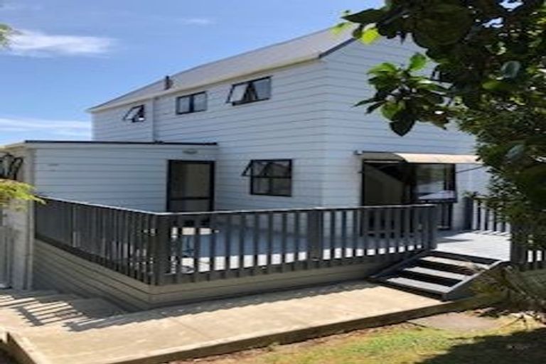 Photo of property in 8 Kingsclere Place, Goodwood Heights, Auckland, 2105