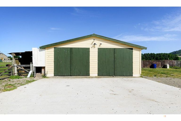 Photo of property in 19 Mount John Road, Waimate, 7977
