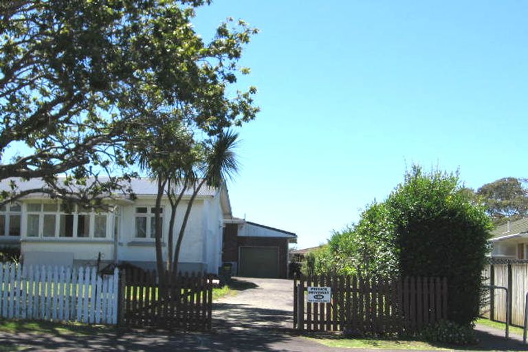 Photo of property in 1/13 Dallinghoe Crescent, Milford, Auckland, 0620