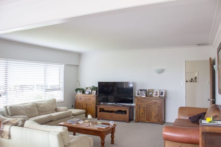 Photo of property in 13 Colin Wild Place, Glenfield, Auckland, 0629