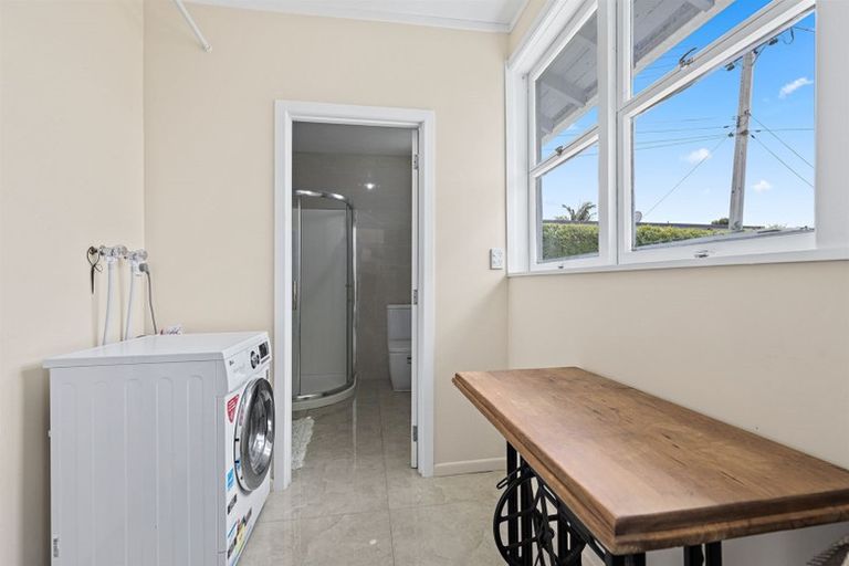 Photo of property in 1/221 Onewa Road, Birkenhead, Auckland, 0626