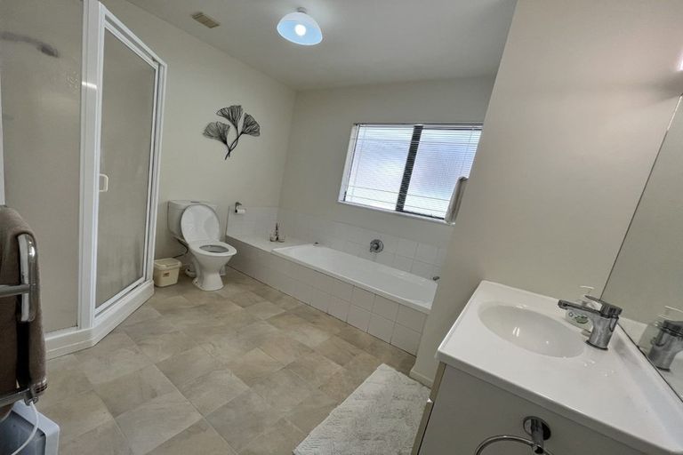 Photo of property in 2/13 Tallington Crescent, Torbay, Auckland, 0630