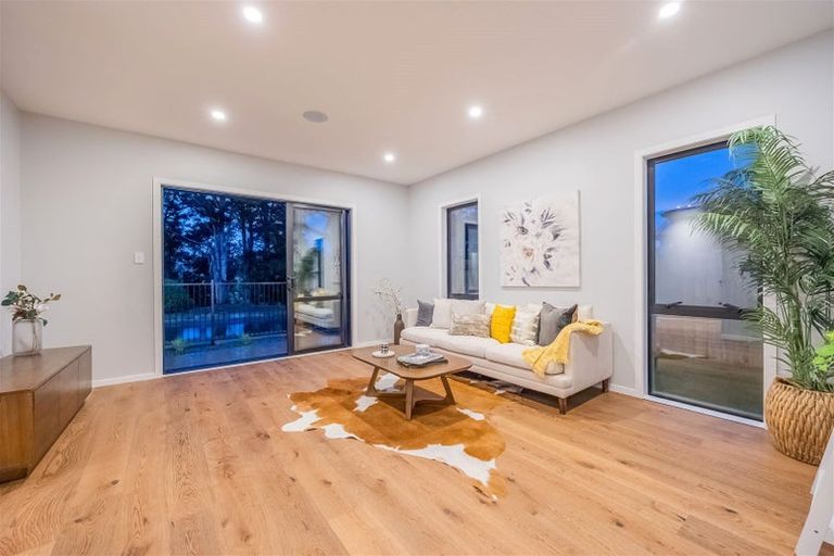 Photo of property in 17 Mcindoe Road, Kumeu, 0810