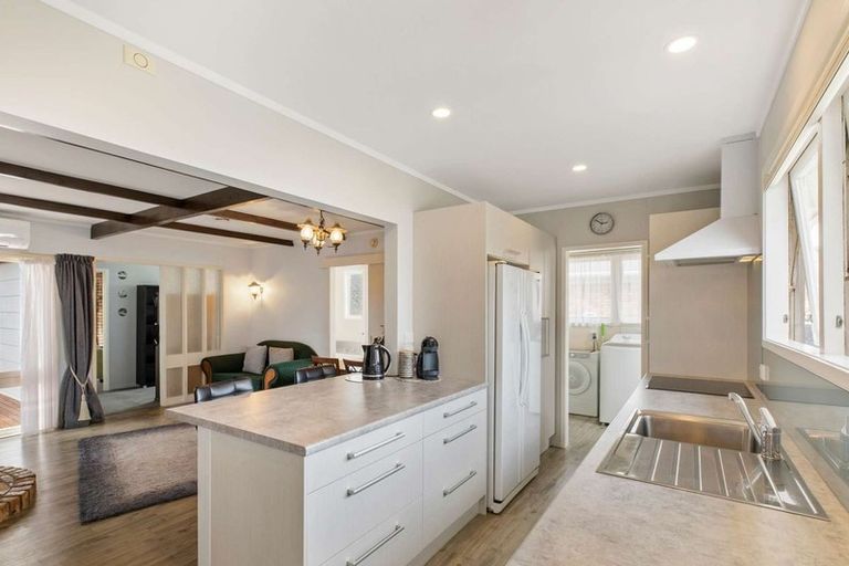 Photo of property in 27 Blanes Road, Weymouth, Auckland, 2103