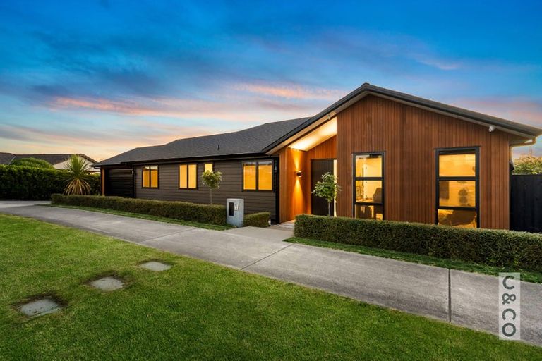 Photo of property in 21 Vogwill Road, Kumeu, 0810