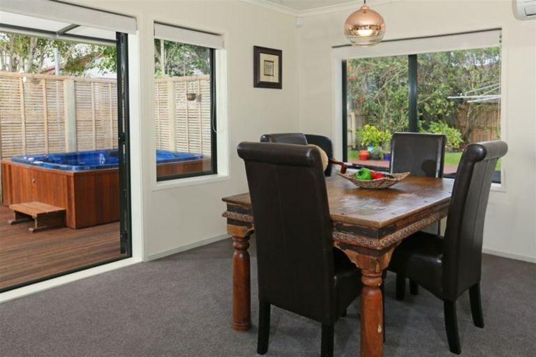 Photo of property in 8 Graven Court, Henderson, Auckland, 0612