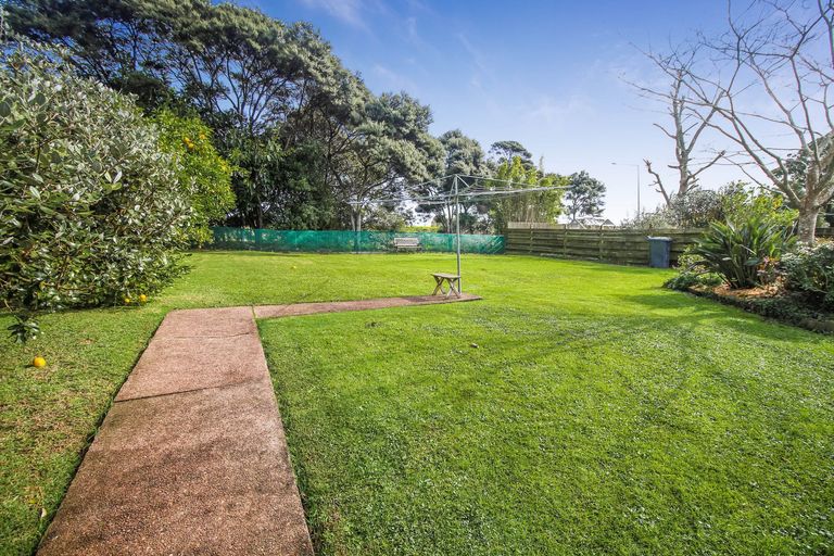 Photo of property in 28 Holmes Drive South, Massey, Auckland, 0614