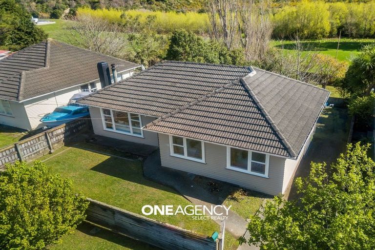 Photo of property in 90 Wood Street, Wainuiomata, Lower Hutt, 5014