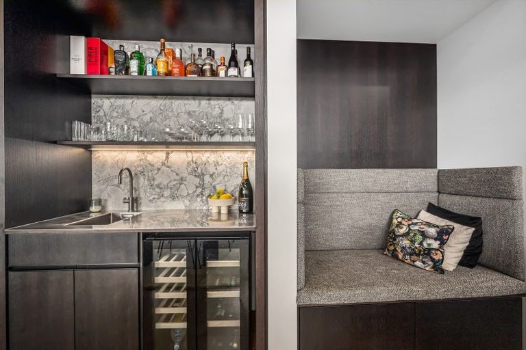 Photo of property in 23 Otakau Road, Milford, Auckland, 0620