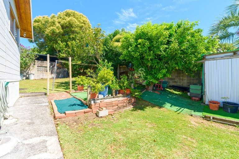 Photo of property in 18 Felgrove Street, Glendene, Auckland, 0602
