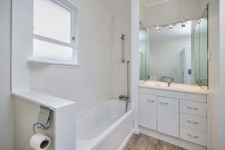 Photo of property in 21 Waitaki Street, Henderson, Auckland, 0612