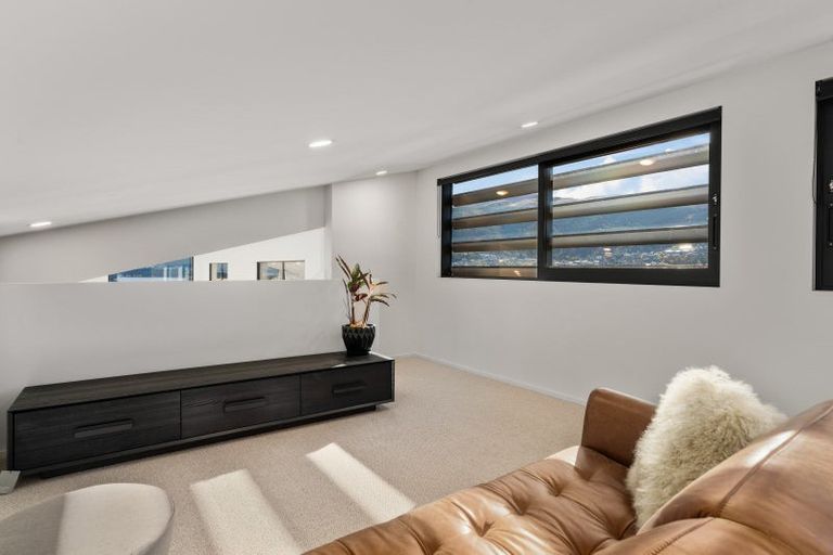 Photo of property in 11 Red Deer Rise, Kelvin Heights, Queenstown, 9300