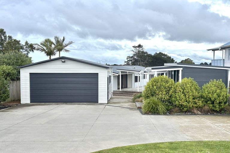 Photo of property in 1389 Whangaparaoa Road, Army Bay, Whangaparaoa, 0930
