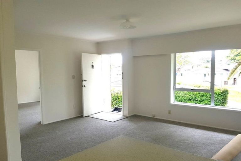 Photo of property in 1/16 Diana Drive, Glenfield, Auckland, 0627