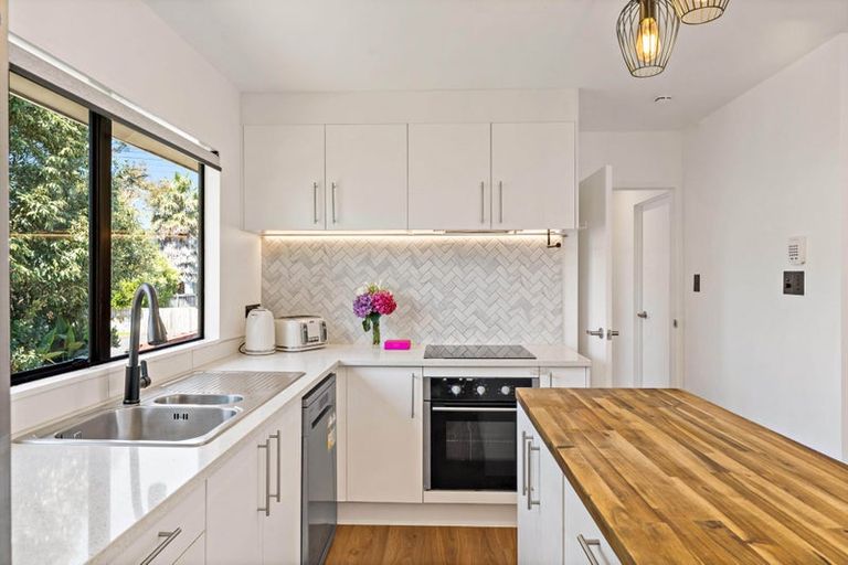 Photo of property in 1/85 Kaurilands Road, Titirangi, Auckland, 0604