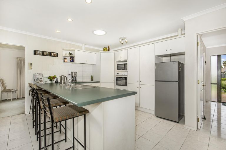 Photo of property in 70 Lothian Brae, Wattle Downs, Auckland, 2103