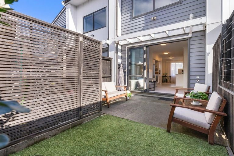Photo of property in 4 Hononga Lane, Northcote, Auckland, 0627