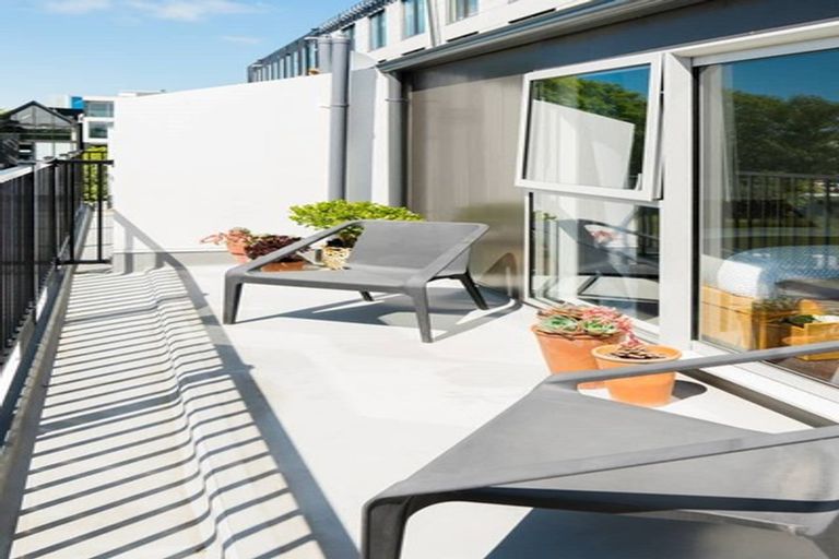 Photo of property in 35 Garreg Road, Fendalton, Christchurch, 8052