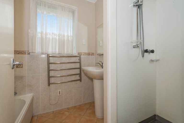 Photo of property in 24 Laurina Road, Sunnynook, Auckland, 0620