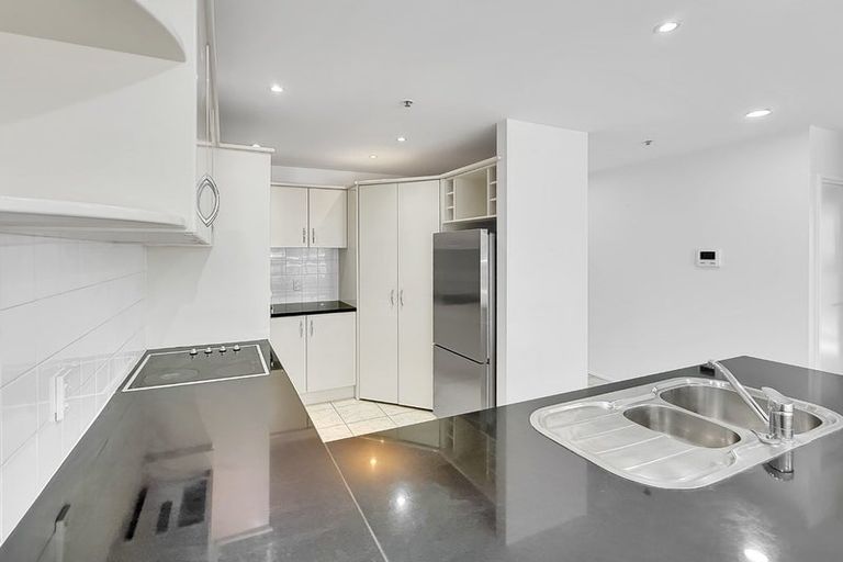 Photo of property in 2h/175 Hurstmere Road, Takapuna, Auckland, 0622