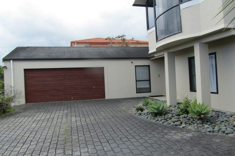 Photo of property in 8 Carrowmore, Pinehill, Auckland, 0632