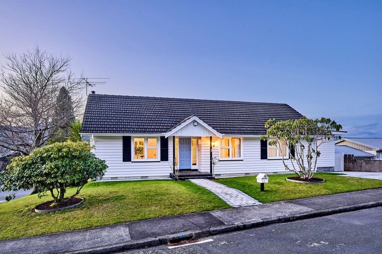 Photo of property in 1 Ecclesfield Grove, Silverstream, Upper Hutt, 5019