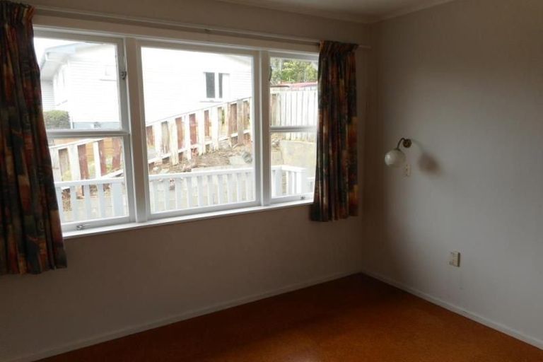 Photo of property in 21 Kahikatea Grove, Paparangi, Wellington, 6037