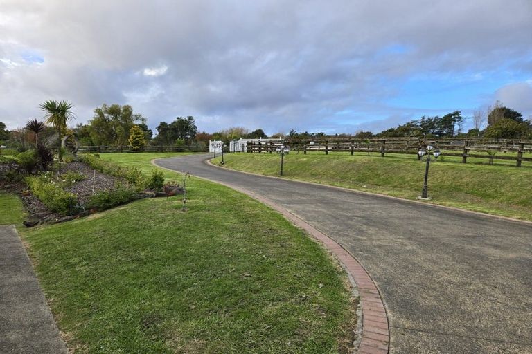 Photo of property in 190 Oraha Road, Kumeu, 0892