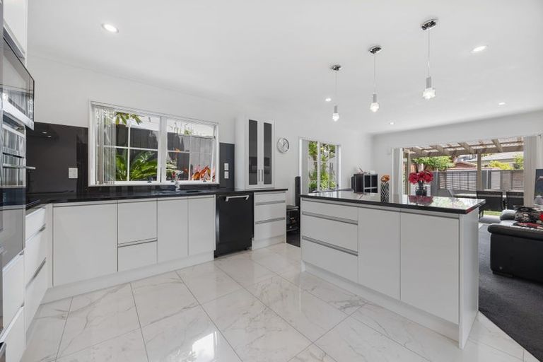 Photo of property in 8b Lupetti Rise, West Harbour, Auckland, 0618