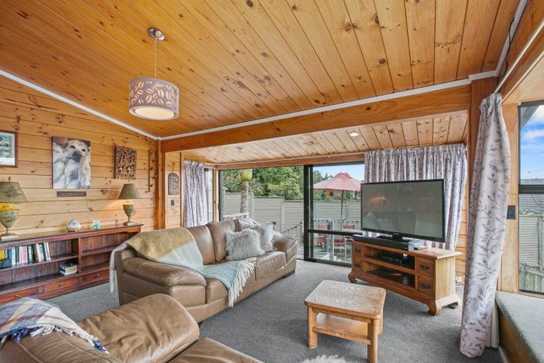 Photo of property in 10 Kaitake Place, Oakura, 4314