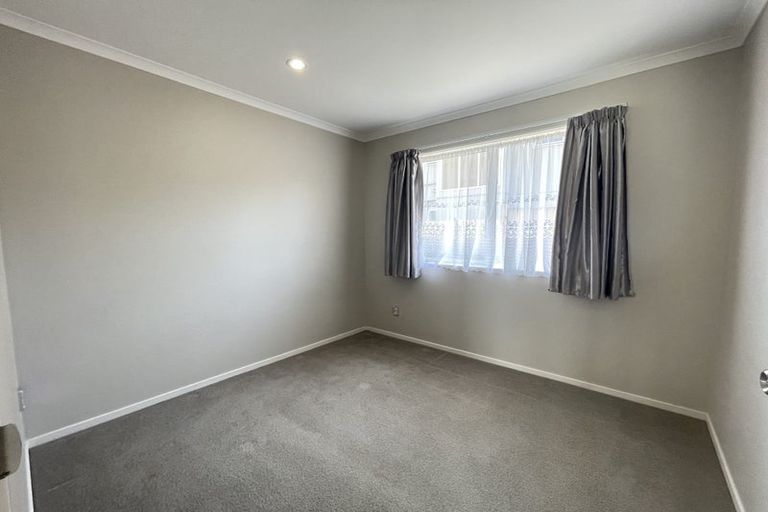 Photo of property in 72 Prince Regent Drive, Half Moon Bay, Auckland, 2012