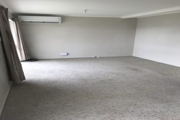 Photo of property in 10a Ted Gilberd Place, Newlands, Wellington, 6037