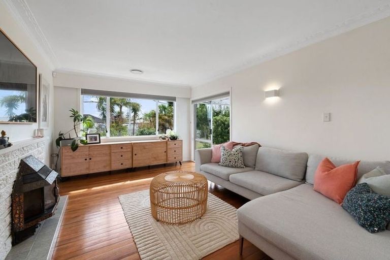Photo of property in 10 Edgerton Road, Te Atatu Peninsula, Auckland, 0610