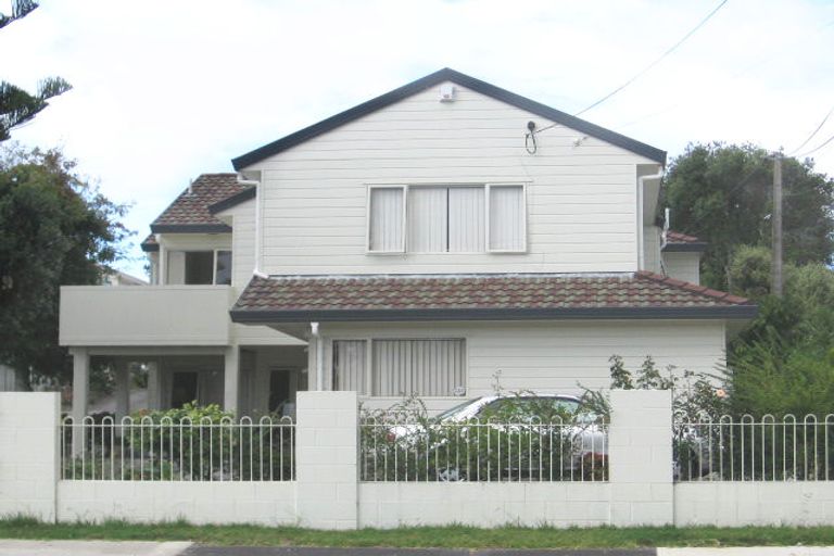 Photo of property in 2/62 Browns Bay Road, Rothesay Bay, Auckland, 0630