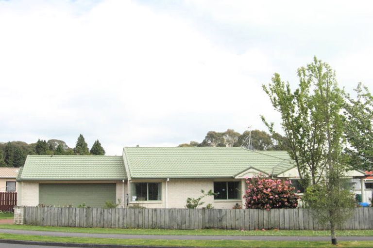 Photo of property in 4 Capricorn Place, Kawaha Point, Rotorua, 3010