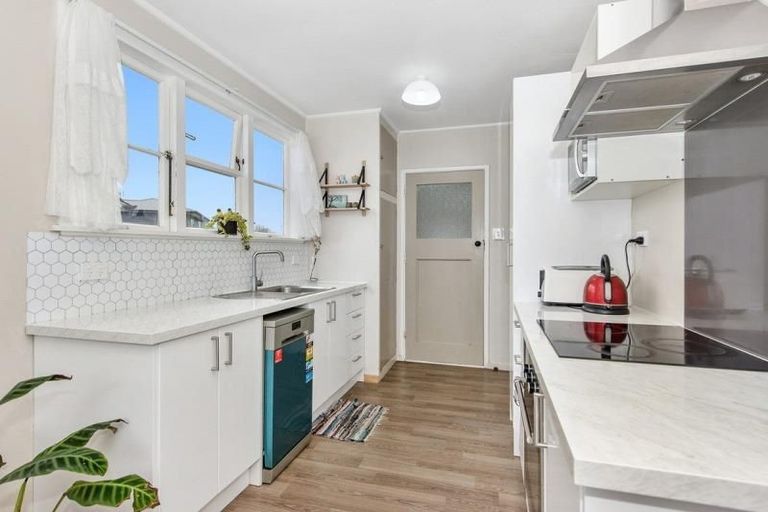 Photo of property in 24 Sare Crescent, Fairfield, Hamilton, 3214