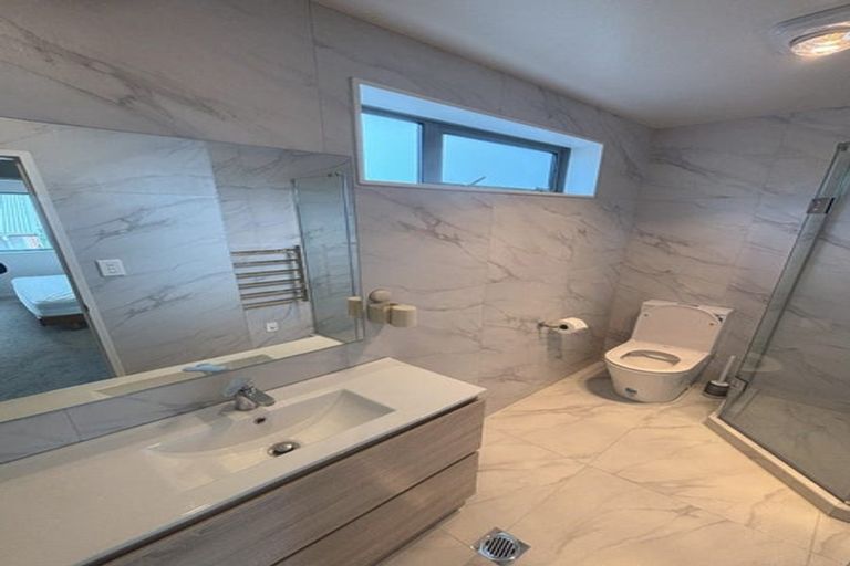 Photo of property in 49e Oaktree Avenue, Browns Bay, Auckland, 0630