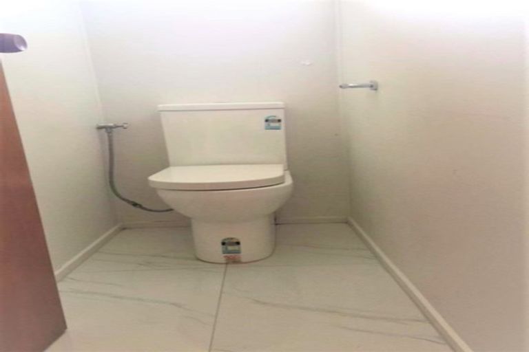 Photo of property in 2/16a Sunnynook Road, Sunnynook, Auckland, 0620