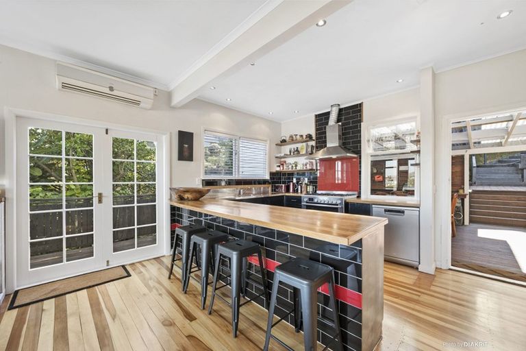 Photo of property in 123 Tauhinu Road, Miramar, Wellington, 6022