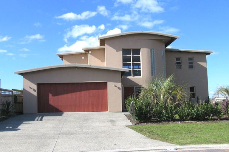 Photo of property in 8 Kawai Rise, Te Atatu Peninsula, Auckland, 0610