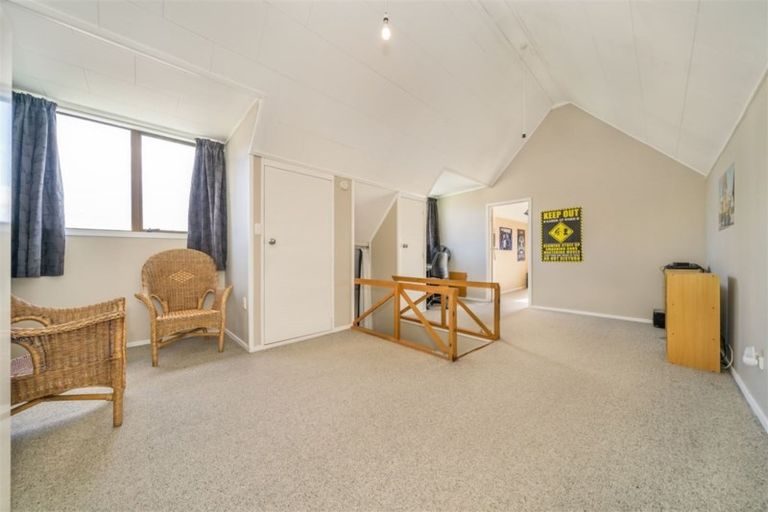 Photo of property in 1 Garth Lane, Maoribank, Upper Hutt, 5018
