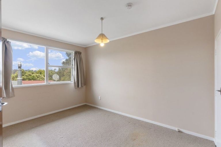 Photo of property in 51 Easton Park Parade, Glenfield, Auckland, 0629