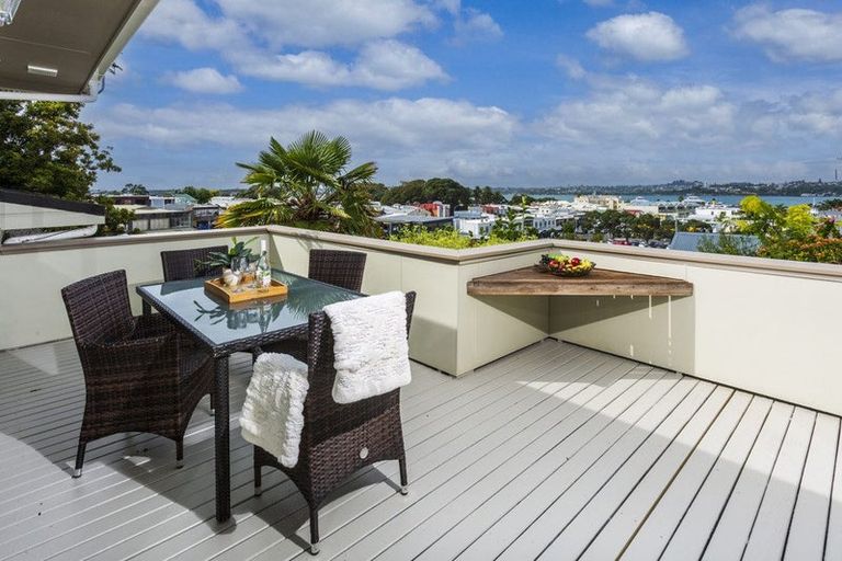 Photo of property in 2/125 Victoria Road, Devonport, Auckland, 0624
