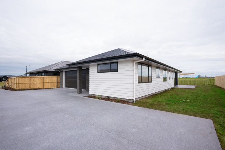 Photo of property in 112 Kaurinui Crescent, One Tree Point, 0118