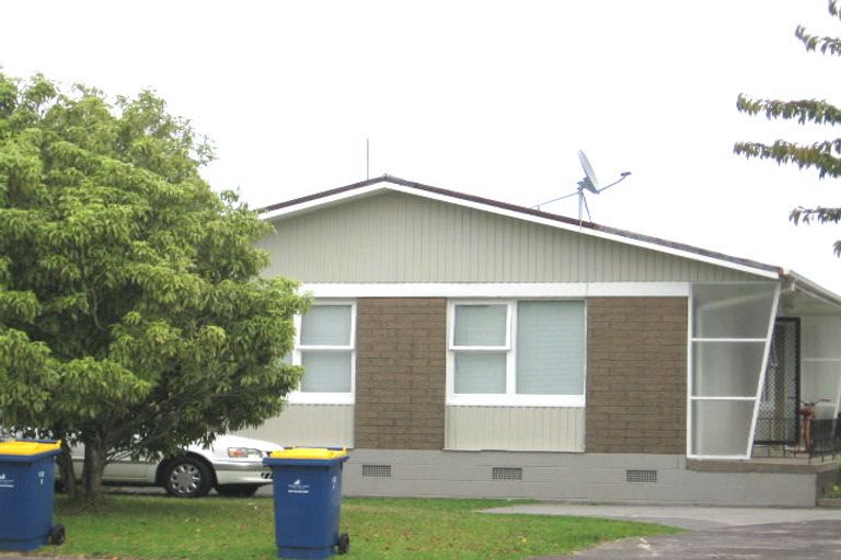 Photo of property in 2/132 Te Atatu Road, Te Atatu South, Auckland, 0610