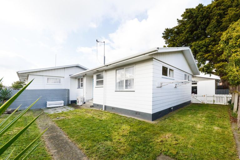 Photo of property in 35 Oram Drive, Turitea, Palmerston North, 4472