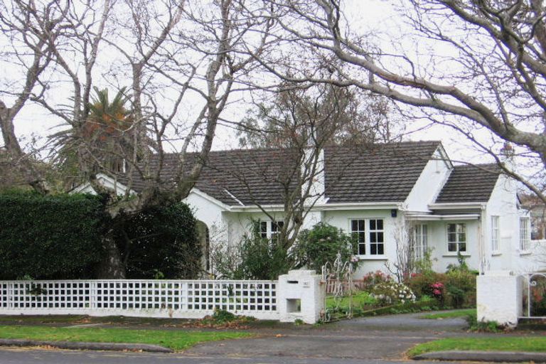 Photo of property in 92 Pahiatua Street, Hokowhitu, Palmerston North, 4410