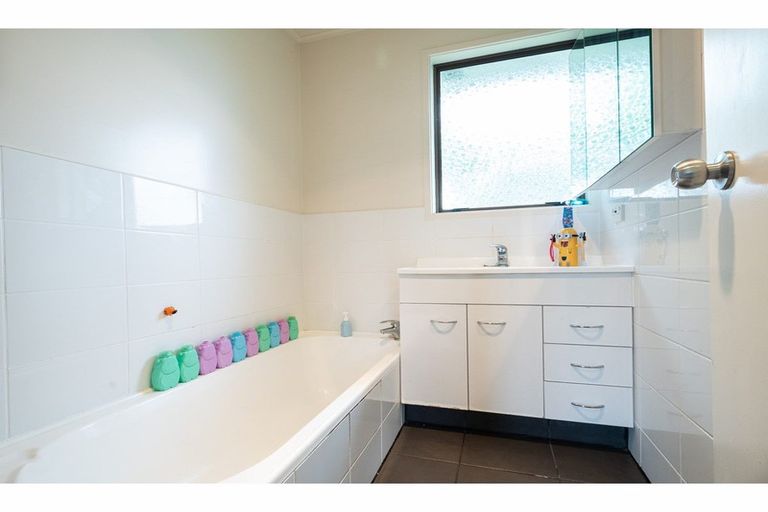 Photo of property in 99 Bruce Mclaren Road, Henderson, Auckland, 0612