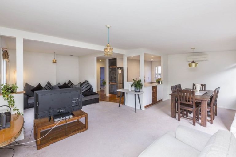 Photo of property in 64 Pinehaven Road, Pinehaven, Upper Hutt, 5019
