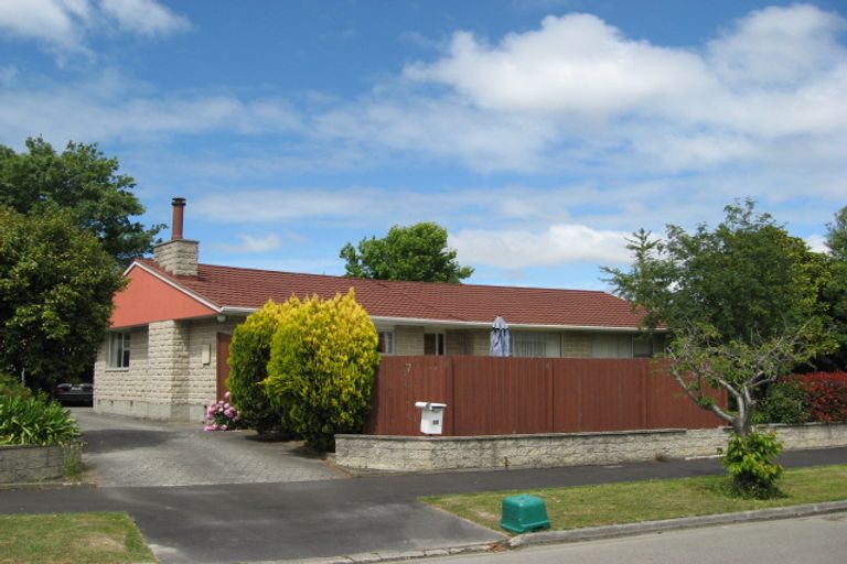 Photo of property in 17 Rosedale Place, Avonhead, Christchurch, 8042